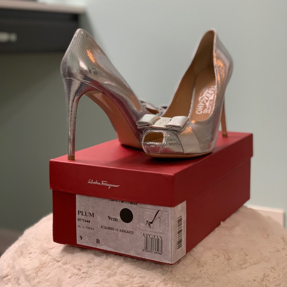 Salvatore Ferragamo Pumps!!